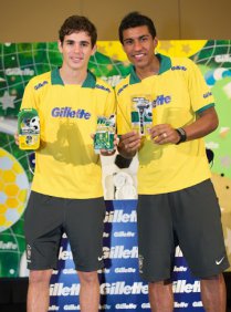 Gillette une arte e futebol para apresentar as novas lâminas com Paulinho e Kaka 3 0002048130182 img