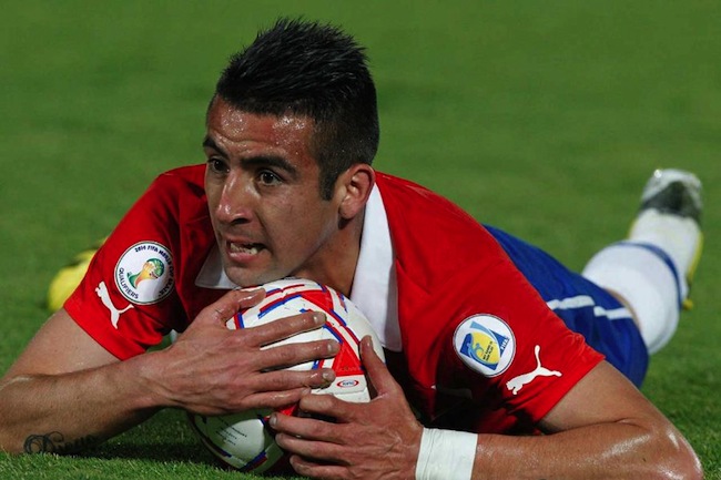 Amistosos: Lateral Isla deve desfalcar o Chile contra o Brasil. Joga onde?