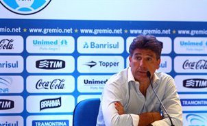 Treinador do Grêmio exalta atuação de argentino, mas pede calma