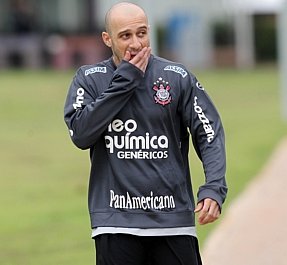 Exaltado por Tite, capitão do Corinthians se lesiona e ensaia adeus