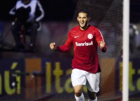 Dirigente do Goiás confirma interesse em atacante do Inter para 2014