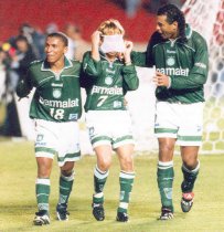 Jogador faz golaço, tira o shorts, coloca na cabeça e é expulso. Confira!