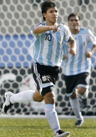 Amistosos: Agüero marca dois em vitória da Argentina e é exaltado