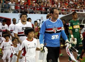 Ídolo da torcida, Rogério Ceni iguala marca histórica de Pelé nesta 4.ª