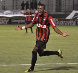 Corinthians sonda outro destaque do Atlético-PR para 2014