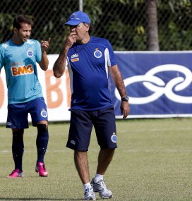 Com moral de campeão, treinador renova com o Cruzeiro até o fim de 2014
