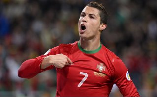 ELIMINATÓRIAS: Cristiano Ronaldo dá show, faz três e coloca Portugal na Copa