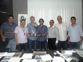 Diretoria do Botafogo-PB visita Fibra Construtora e Taça fica exposta na empresa