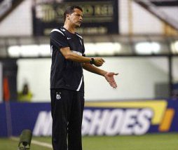 Com a cabeça em 2014, Santos acerta saída de treinador