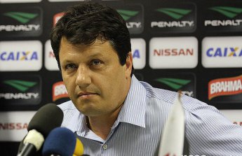 Adilson Batista acena com time mais ofensivo no Vasco