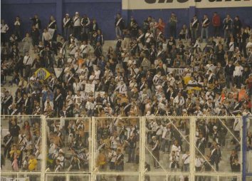 Torcedores lotam sete ônibus no Majestoso para apoiar Macaca em decisão