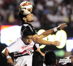 Sul-Americana: Luis Fabiano faz cara feia, fala grosso e fica devendo futebol