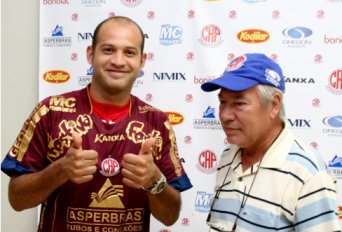 Paulistão: Ex-goleiro de Timão e Atlético-MG é apresentado no Penapolense