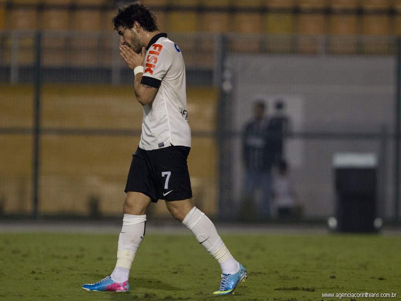 Tite mexe no time do Corinthians, mas deixa Alexandre Pato na reserva