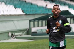 Mãe sofre AVC, meia-atacante pede licença e é dispensado pelo Coritiba