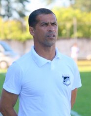 Sem dinheiro, time catarinense anuncia ex-jogador de grandes times como treinador