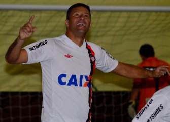 Emocionado, Washington volta a vestir a camisa do Atlético-PR