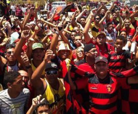 Série B: Jogadores do Sport desfilam em trio elétrico no Recife