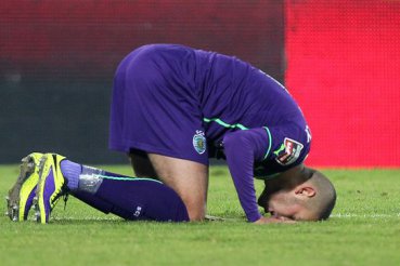 PORTUGUÊS: Sporting vence fora e encosta no líder Porto