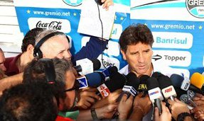 Renato “dá piti” e deixa coletiva após empate do Grêmio