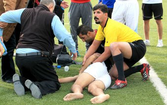 Inacreditável! Jogador de 19 anos morre em campo após engasgar