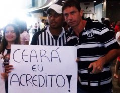 Série B: Apesar da situação difícil, torcida do Ceará apoia elenco em aeroporto