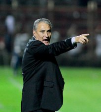 Tite diz que só lamenta morte em Oruro e caso Adriano