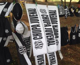 Faixa ‘Chupa Juvenal’ faz sucesso entre torcedores da Ponte Preta