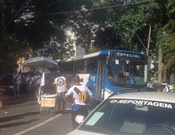 Com atraso, torcida da Ponte embarca para Mogi em ‘busão’ coletivo