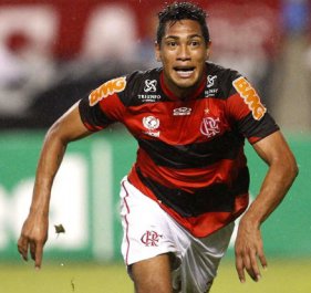 Brocador cai nas graças da torcida do Fla com seus gols