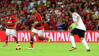 Herói, meia nega saída do Flamengo e insinua querer ficar