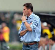 Técnico afirma que Atlético-PR fez jogo atípico e critica postura do time