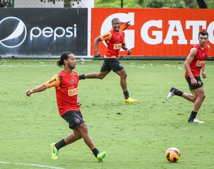 Atlético-MG treina com 4 baixas e Ronaldinho apenas corre