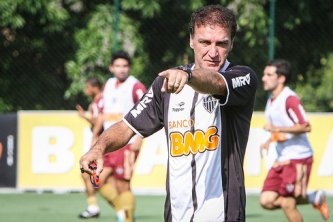 Técnico do Atlético-MG não garante Ronaldinho titular no Mundial