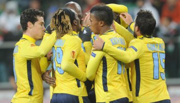 LIGA EUROPA: Ex-santista marca e Lazio avança