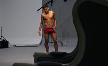 Ex-craque do Santos, Neymar Jr. posa em Barcelona para a Lupo