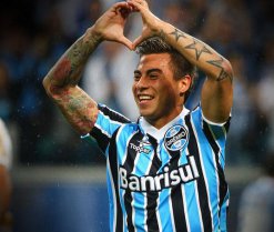 Insatisfeita com desempenho do time, Santos mira chileno e ex-Corinthians