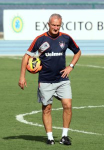Dorival ‘pré-escala’ Cavalieri e barra lateral no Fluminense