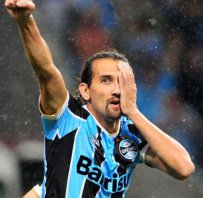 Barcos se vê ‘em dívida’ e garante que fica no Grêmio