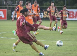 Ronaldinho não é relacionado e adia volta ao Atlético-MG