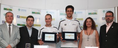 Bruno Soares e Marcelo Melo recebem Bolsa Pódio em evento na sede dos Correios