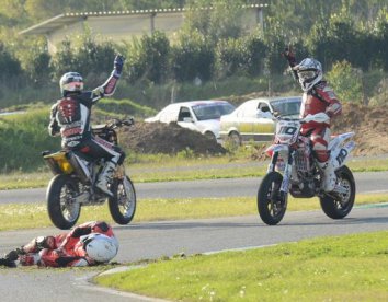 Velocidade: Homenagem a Simoncelli acaba em morte de outro piloto