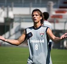 Torcedores tentam invadir vestiário do Flu e volante é acusado de agressão