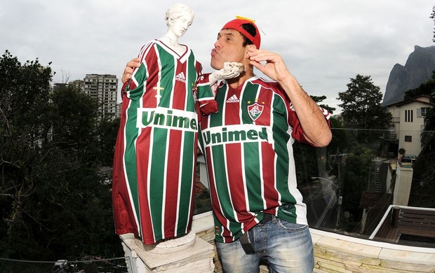 Que fase! Humorista promete usar fio dental se Fluminense cair