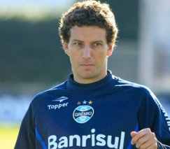 Palmeiras estuda contratação de ex-meia de Manchester e Santos