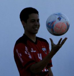 Série B: Revelado pelo Atlético-GO, Gandhi comemora permanência na divisão