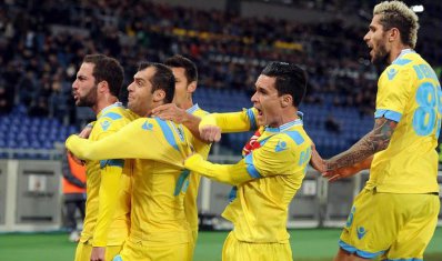 ITALIANO: Napoli vence Lazio fora de casa e se aproxima da Roma
