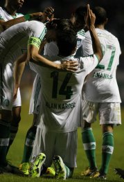 Por atacante, Palmeiras pode negociar lateral com Benfica