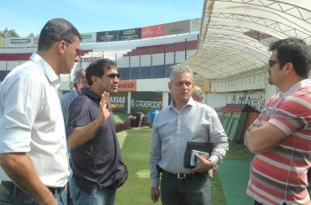 Técnico da seleção do Equador faz vistoria no Estádio Centenário