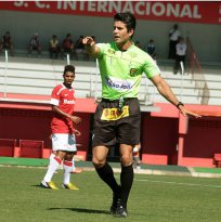 Árbitro ou modelo? Homem do apito disputa título de Mister na Bulgária